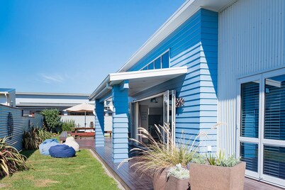 Ocean Blue, sunny, spacious beach home close to surf & shops