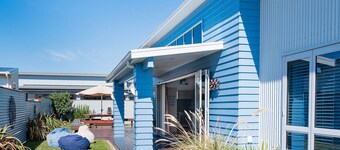 Ocean Blue, sunny, spacious beach home close to surf & shops
