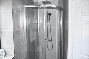 House, Multiple Beds | Bathroom | Combined shower/tub, deep soaking tub, towels - Immaculate 3-bedroom House in Milton Keynes (Milton Keynes)
