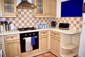 Casa, varias camas | Cocina privada | Frigorífico, microondas, horno y placa de cocina