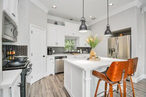 Kjøleskap, mikrobølgeovn, ovn og kokeplater