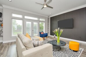 Smart TV, video games, books - ✵ Casa Blanca✵| Rooftop With Skyline View * *Game Room* Private Chef (Houston)