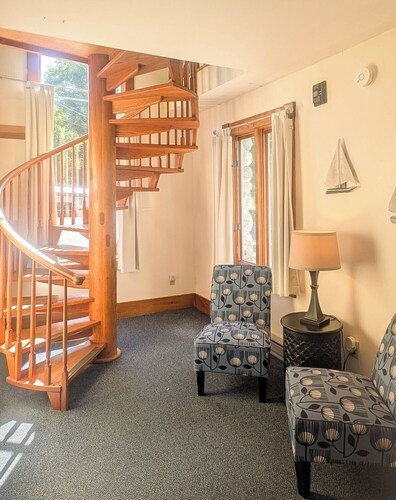 3 Bedroom 2 Bath Carriage House. Pet Friendly!!!