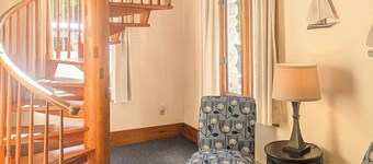 3 Bedroom 2 Bath Carriage House. Pet Friendly!!!