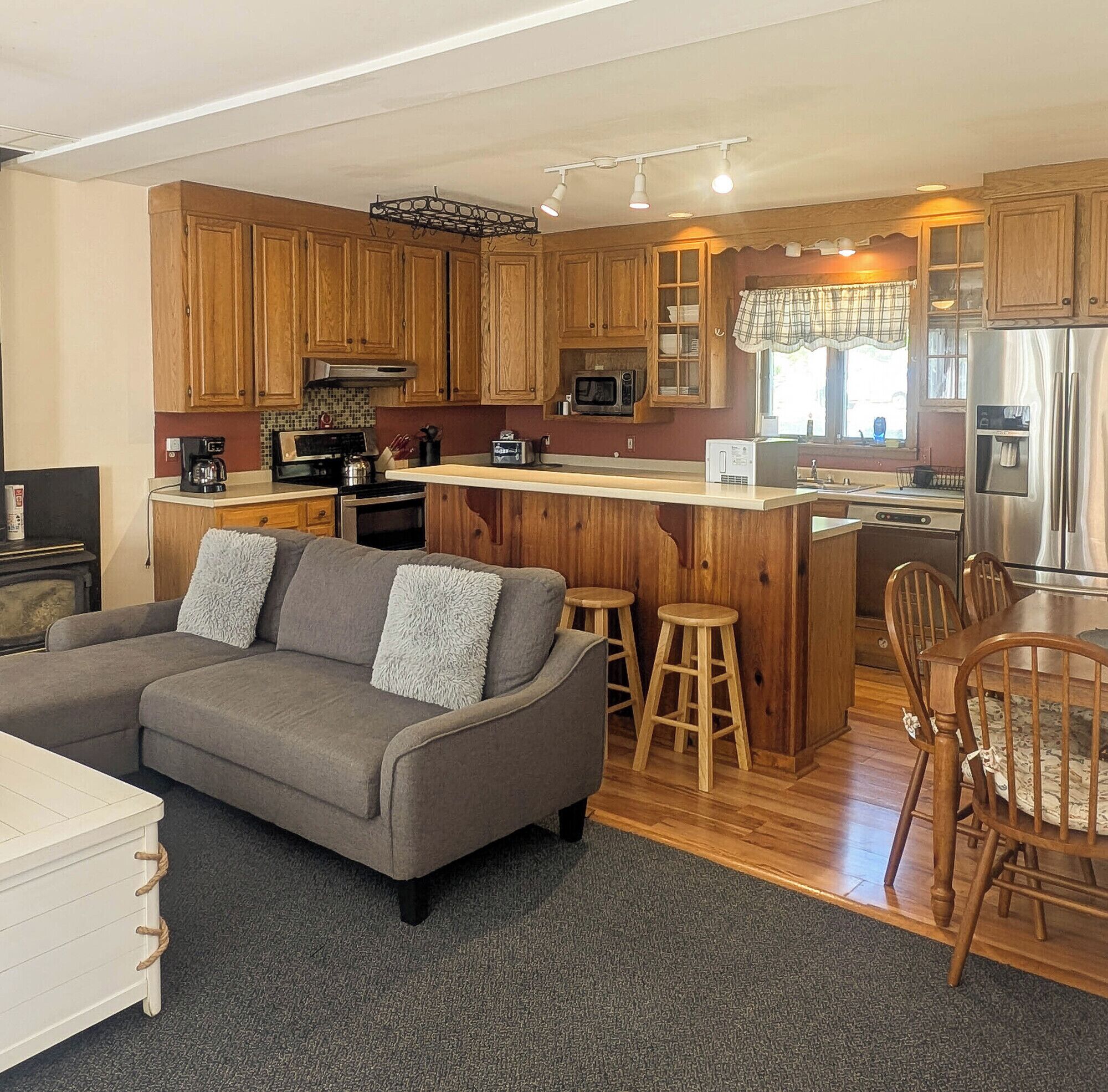 Een televisie en een open haard