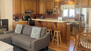 Een televisie en een open haard