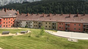 A row of multi-story buildings with a mountainous backdrop. - für bis zu 8 Personen mit IR Sauna by Interhome (Eisenerz)
