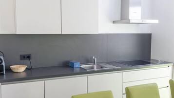 Køleskab, mikrobølgeovn, opvaskemaskine, brødrister