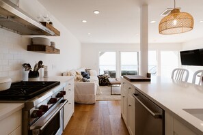 Frigorífico, microondas, horno y placa de cocina