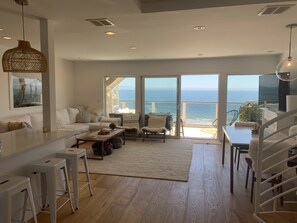 Una Smart TV, una chimenea, libros