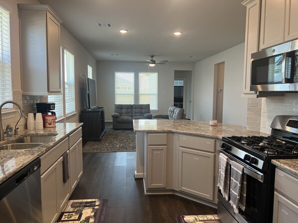 Réfrigérateur, micro-ondes, four, plaque de cuisson