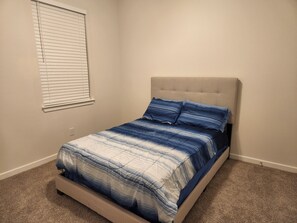 3 chambres, bureau, fer et planche à repasser, lit parapluie