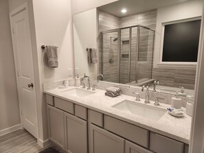 Bathtub, hair dryer, towels, soap - Home in Richmond hosted by A&F 3 Homes (Richmond)