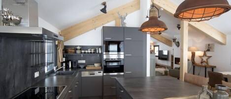 Geladeira, fogão, lava-louças, talheres/pratos/utensílios de cozinha