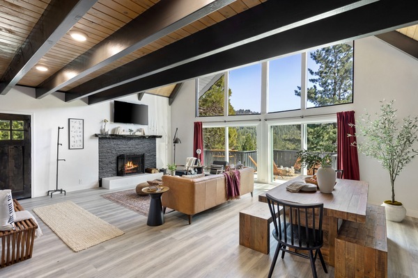 Smart TV, fireplace