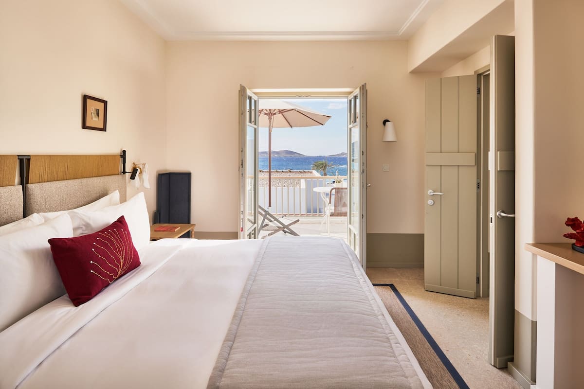 Aether Suite | Desk, iron/ironing board, rollaway beds, free WiFi
