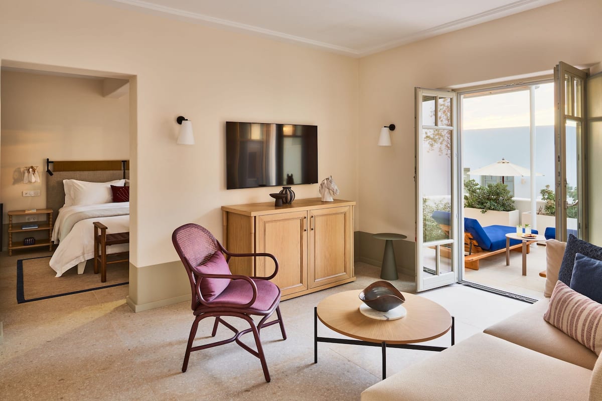 Flare Suite | Desk, iron/ironing board, rollaway beds, free WiFi