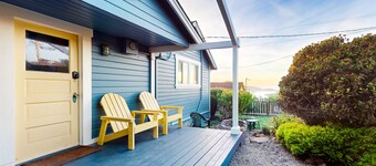 Charming beach cottage with an ocean view, WiFi, gas fireplace, & full kitchen