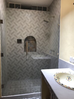Dusche, Haartrockner, Handtücher, Seife