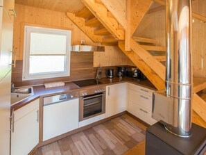 Kjøleskap, mikrobølgeovn, ovn og oppvaskmaskin