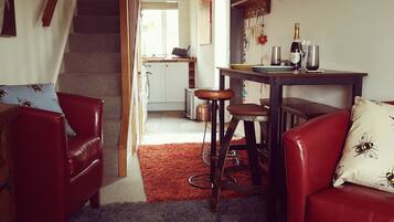 House, 1 Katil Raja (King) dengan Katil Sofa | Ruang tamu