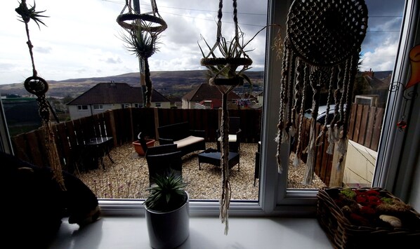 House, 1 King Bed with Sofa bed | Balcony - Charming 1-bed Maisonette With Mountain View (Pontypool)