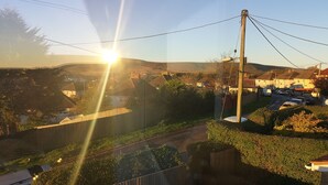 A residential area with houses, a road, and a fence. - Charming 1-bed Maisonette With Mountain View (Pontypool)