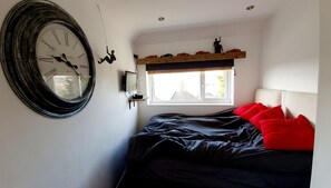 1 habitación, tabla de planchar con plancha, wifi gratis y ropa de cama