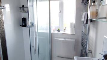 House, 1 Katil Raja (King) dengan Katil Sofa | Bilik Mandi | Pancuran mandi, pengering rambut, tuala disediakan, sabun