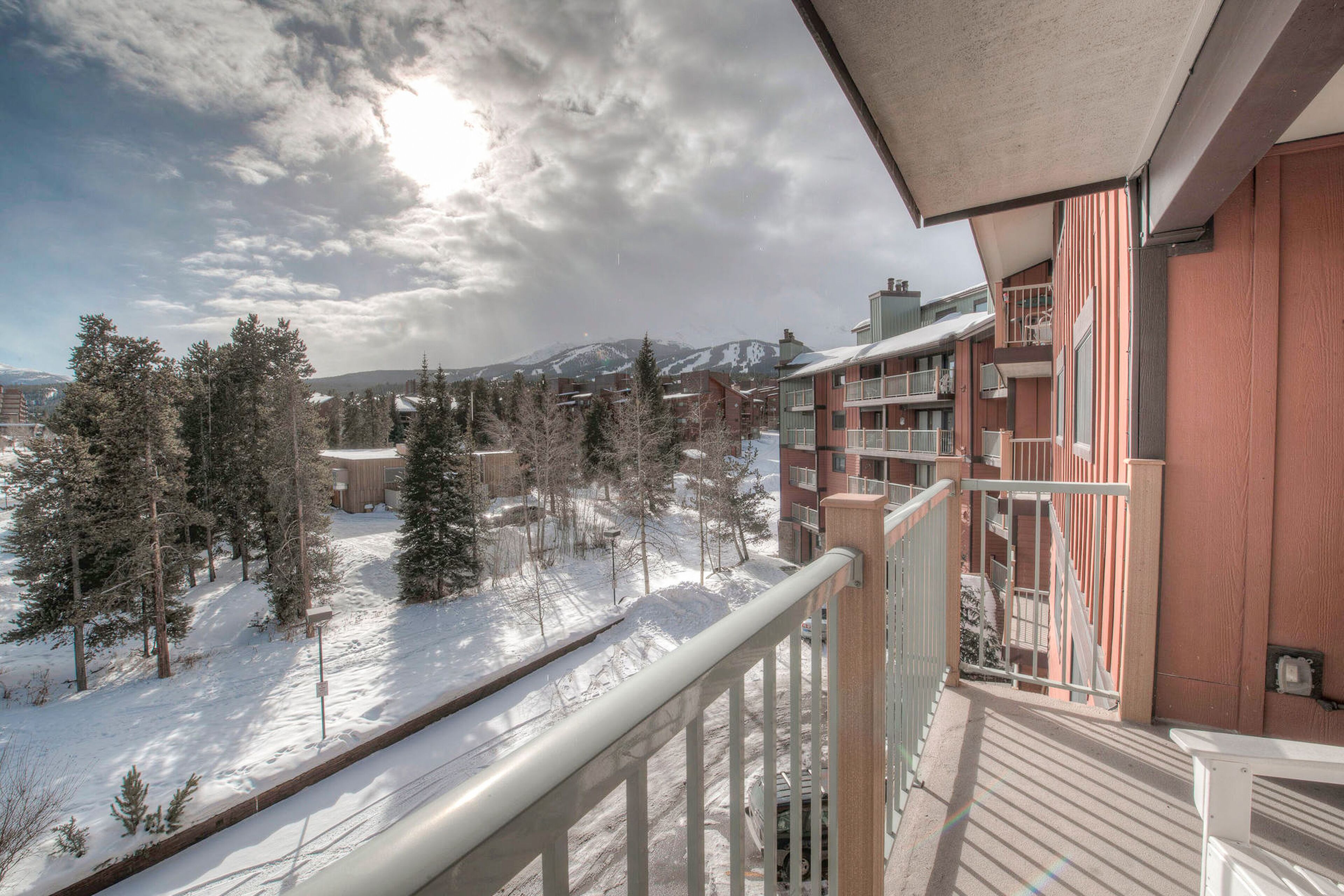 Ski-in condo 2 blocks from downtown with balcony, fireplace, hot tub, mtn views