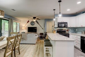 Geladeira, micro-ondas, fogão, cooktop