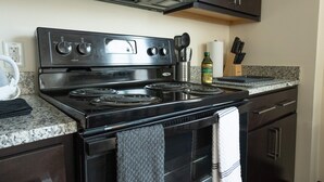 Lemari es, microwave, oven, dan kompor