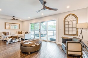 TV, caminetto, videogiochi, Netflix