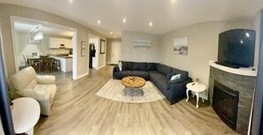 Smart TV, fireplace, books - Home Away from Home in Grand Bend - 5 mins walk to the beach! (Grandbend, Lambton Shores)