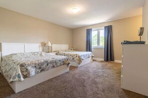 5 bedrooms, desk, free WiFi, bed sheets - Home Away from Home in Grand Bend - 5 mins walk to the beach! (Grandbend, Lambton Shores)