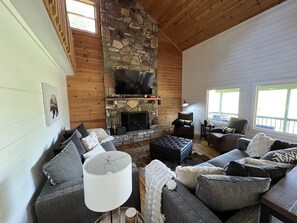 Smart TV, fireplace, video games, DVD player - Highlands Spacious MTN Cabin for 16 w/Hot Tub+gameroom+gym+wifi & 4m from DT (Highlands)
