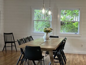 Dining - Highlands Spacious MTN Cabin for 16 w/Hot Tub+gameroom+gym+wifi & 4m from DT (Highlands)