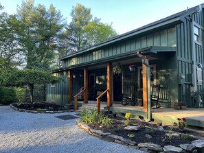 Exterior - Highlands Spacious MTN Cabin for 16 w/Hot Tub+gameroom+gym+wifi & 4m from DT (Highlands)