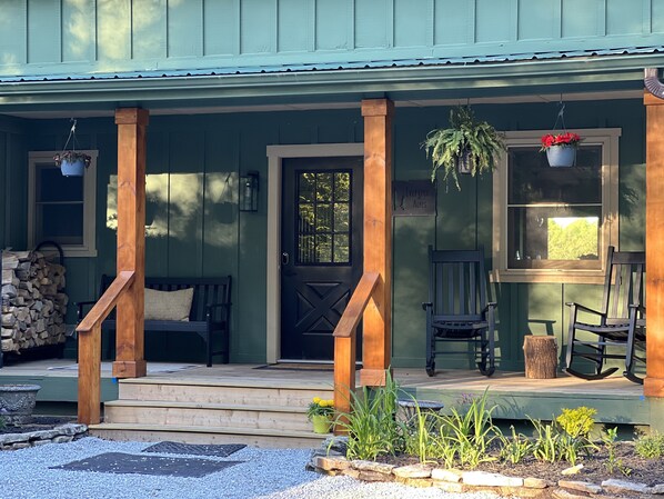 Exterior detail - Highlands Spacious MTN Cabin for 16 w/Hot Tub+gameroom+gym+wifi & 4m from DT (Highlands)