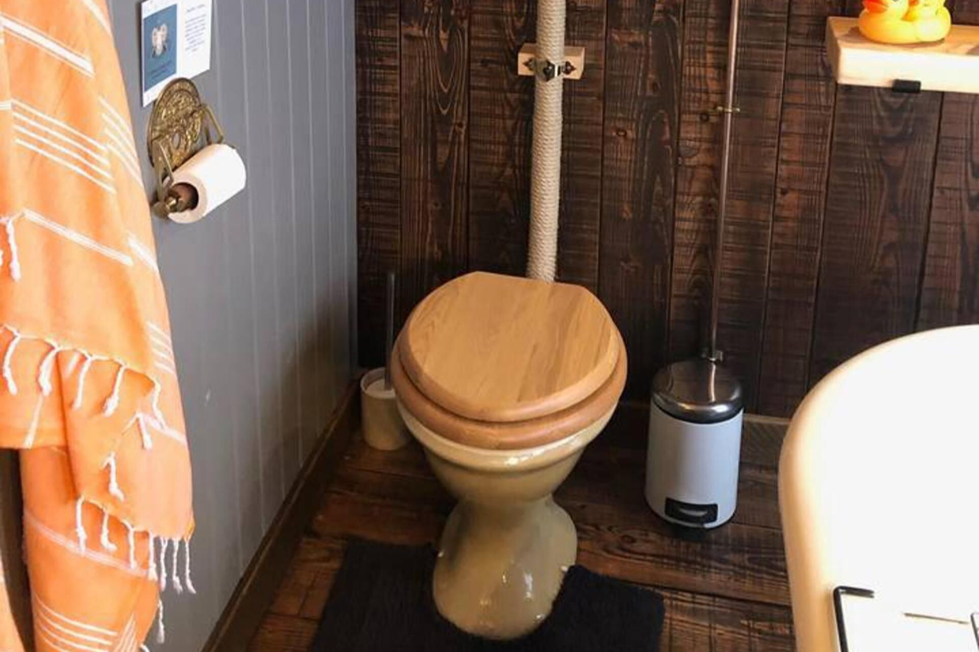 Deep-soaking bathtub, towels