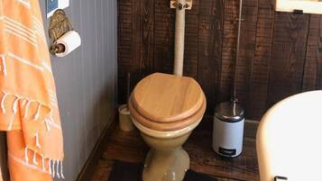 Deep-soaking bathtub, towels