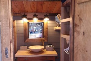 Dype avslapningsbadekar og håndklær