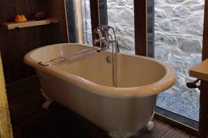 Deep-soaking bathtub, towels - 1 Bed Cabin in the Magical Galloway Forest Park (Newton Stewart)