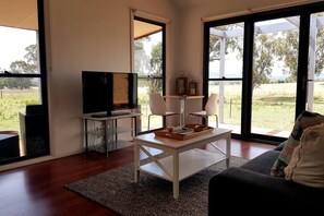 TV - Winery Studio on Scenic Acreage (Buckaroo)