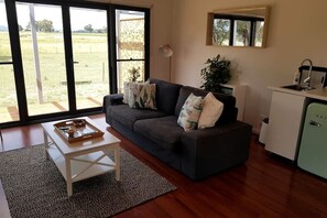 TV - Winery Studio on Scenic Acreage (Buckaroo)