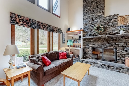 Serene riverfront townhouse with pool, tennis, basketball, washer/dryer, & WiFi