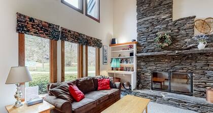 Serene riverfront townhouse with pool, tennis, basketball, washer/dryer, & WiFi