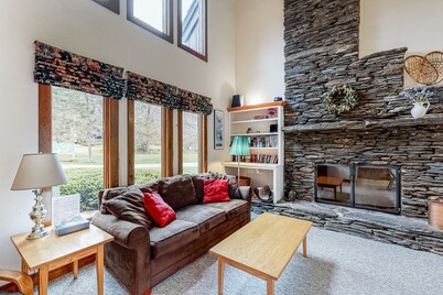 Serene riverfront townhouse with pool, tennis, basketball, washer/dryer, & WiFi