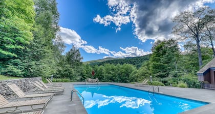 Serene riverfront townhouse with pool, tennis, basketball, washer/dryer, & WiFi