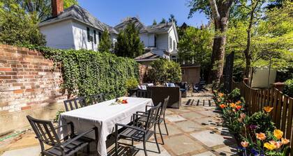 Historic Downtown Annapolis Gem Steps to USNA and Main St with Private Patio and Parking